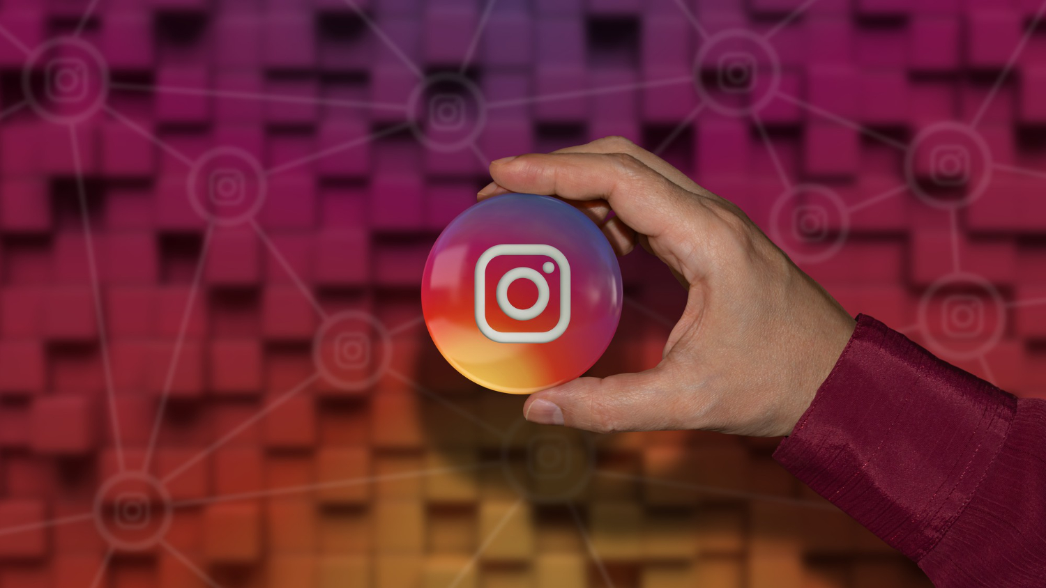 pria memegang logo instagram di tangan